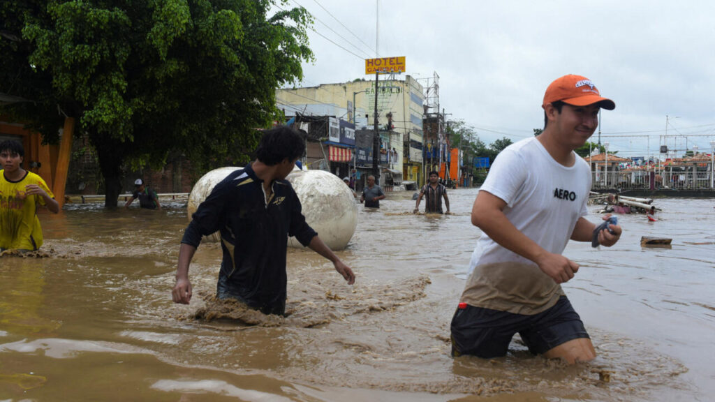 2025-10-11T023901Z-1250452314-RC2Z8HAWKYOK-RTRMADP-3-MEXICO-FLOODS