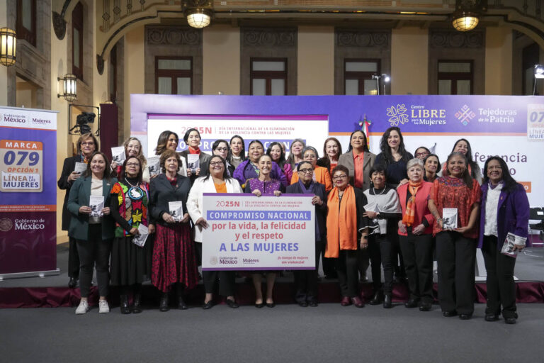 2025-11-25_Conferencia_de_prensa_matutina_-_Palacio_Nacional_29_HC